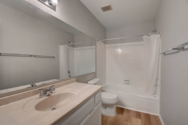 Building Photo - $2,025 - 2 Bed, 2.5 Bath Unit in Lakewood with In-Unit Laundry!