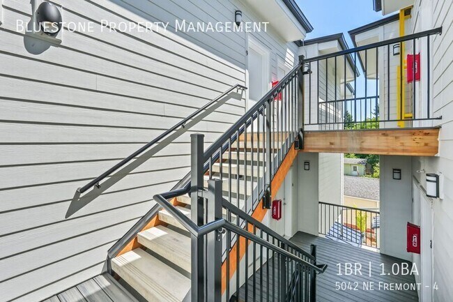 Building Photo - 5042 NE Fremont-4