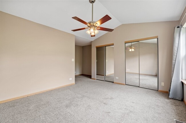 Building Photo - 2442 Oneida Ln