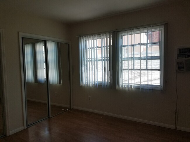 Building Photo - 615 N Rossmore Ave