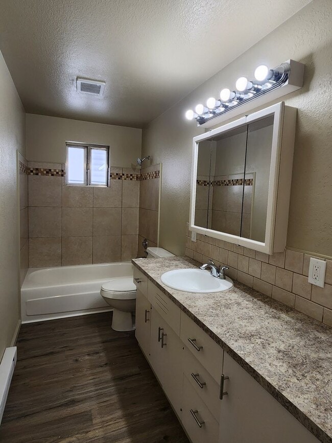 Building Photo - Cute 2 Bedroom 1 Bathroom Near Northtown Mall