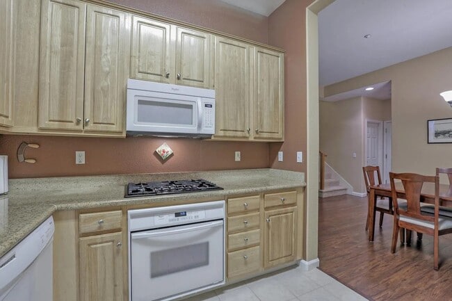 Building Photo - 18 Flora Ln