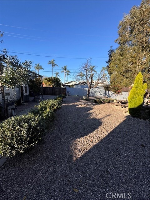 Building Photo - 323 W 18th St