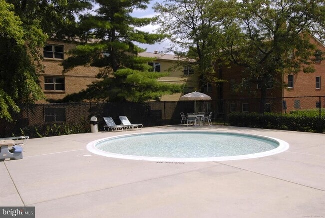 Building Photo - 5909 Quantrell Ave