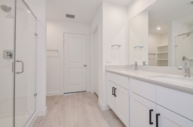 Building Photo - 7831 Sanremo Dr