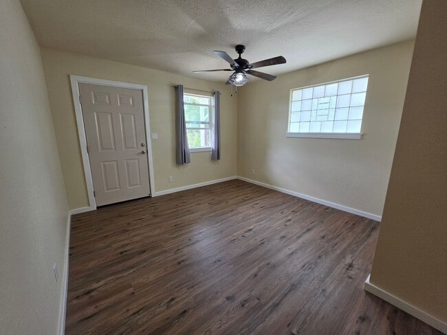 Building Photo - 1146 SW Lee Ln