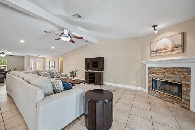 Building Photo - Luxurious Palm Coast Retreat: 4-Bed 3 Bath...