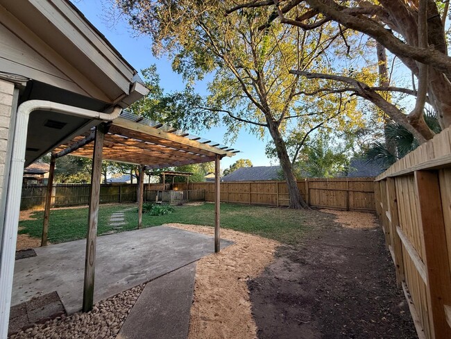 Building Photo - 16214 Dunmoor Dr