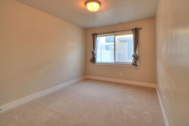 Building Photo - FIRST MONTH DISCOUNT - Pet friendly Herriman Townhome