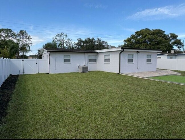 Building Photo - 3 Bedrooms on a fenced back yard and a sough after school zone Lawn Care included