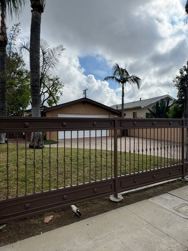 Building Photo - BEAUTIFUL TWO BEDROOM/ONE BATH HOME!