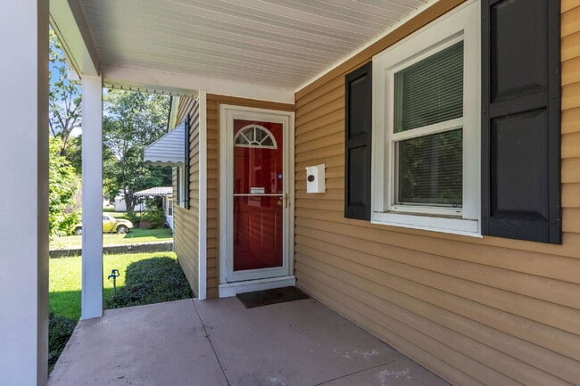 Building Photo - Cute Bungalow Style 2-Bedroom Haven with H...