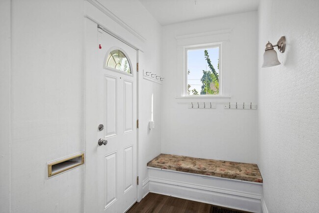Building Photo - Charming 3 Bed 2 Bath Emerson Garfield Rem...