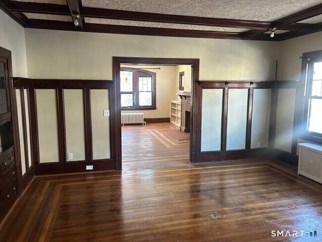 Building Photo - 304 Edgewood St