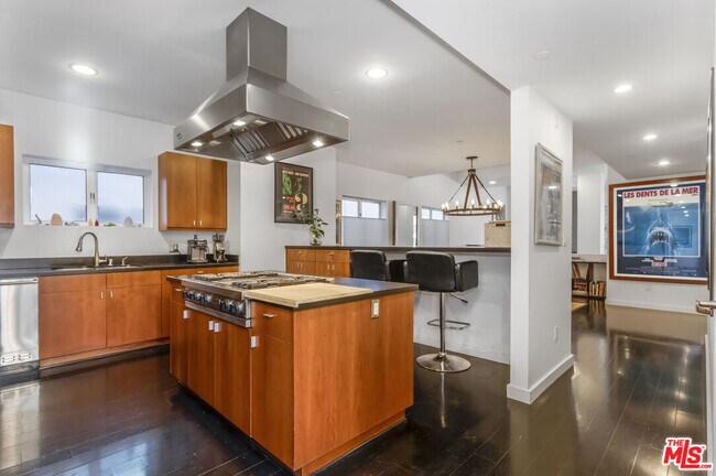 Building Photo - 900 N W Knoll Dr