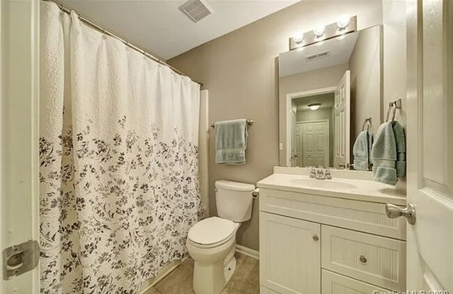 Building Photo - Townhome