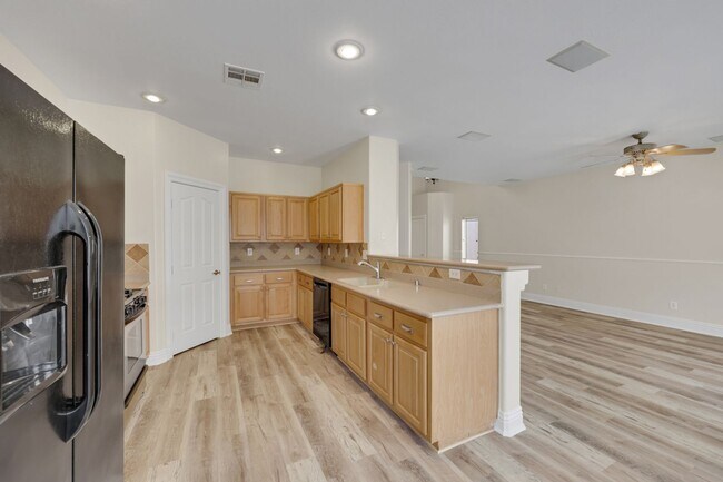 Building Photo - Gorgeous home with new flooring throughout and a Community Pool!