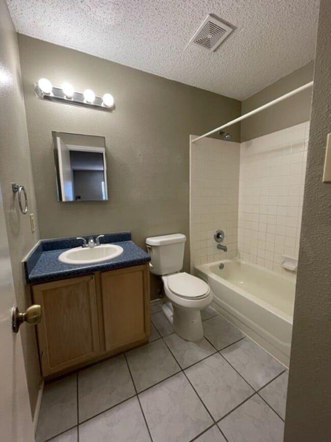 Building Photo - Move In Ready Well-Maintained 3-Bedroom Ho...