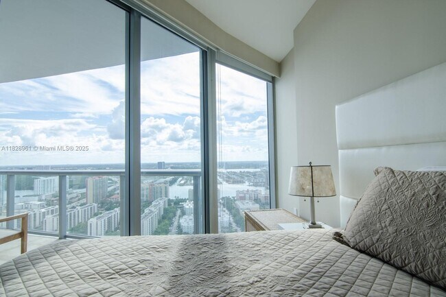Building Photo - 17001 Collins Ave