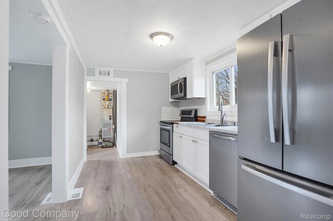 Building Photo - 47181 Pinecrest Dr
