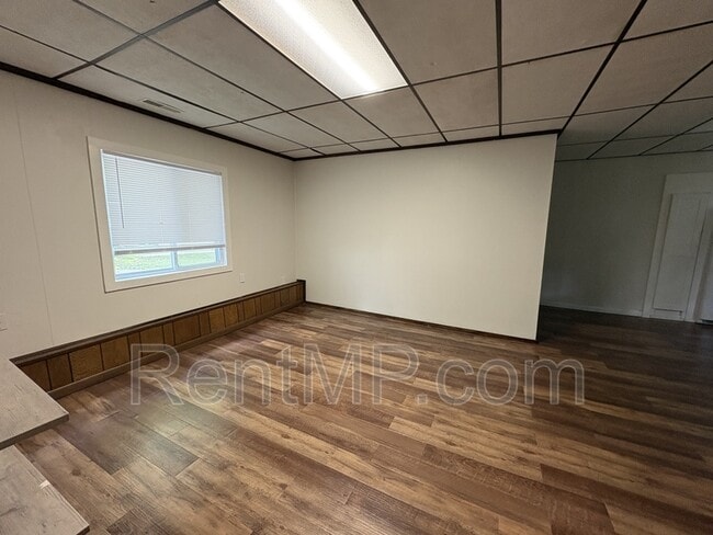 Building Photo - 931 S Fancher Ave