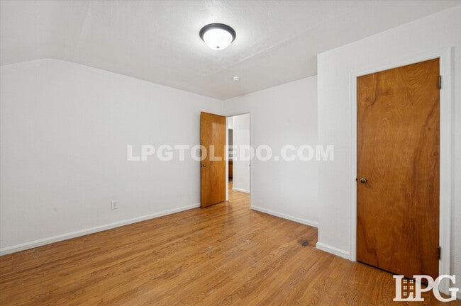 Building Photo - 606 W Poinsetta Ave