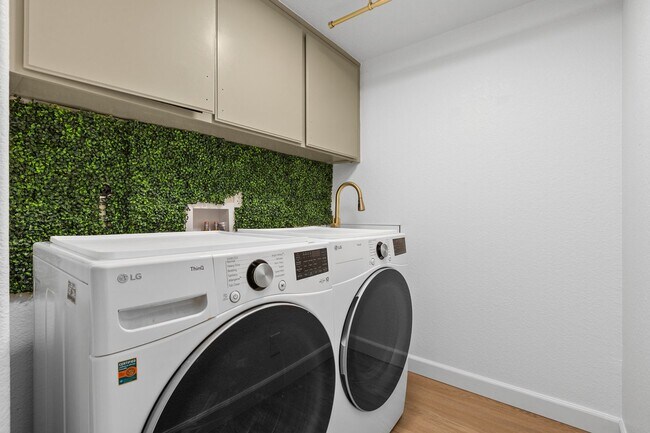 Building Photo - Spacious Vista Home