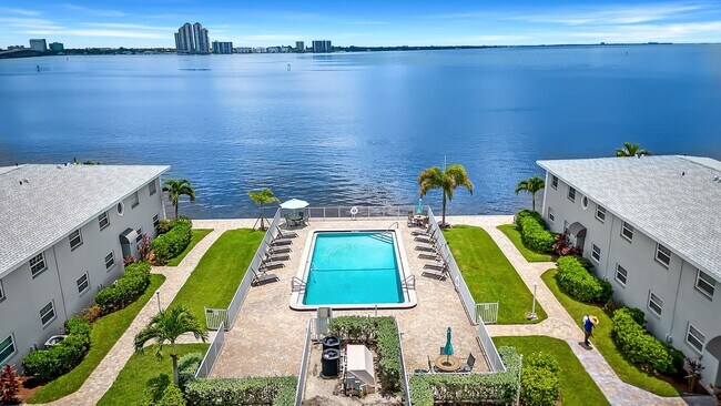 Building Photo - Palms at Waters Edge 3344-M6