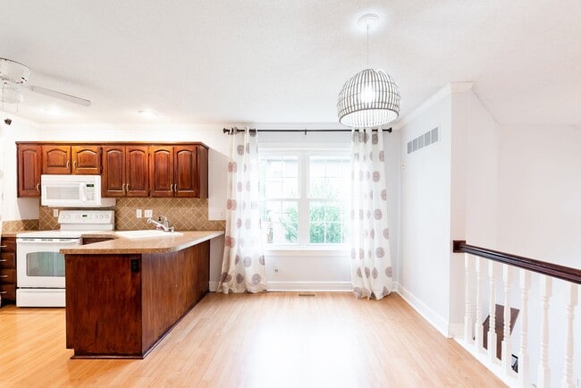 Building Photo - 4 Bed home in Olathe- Quick access to I-35