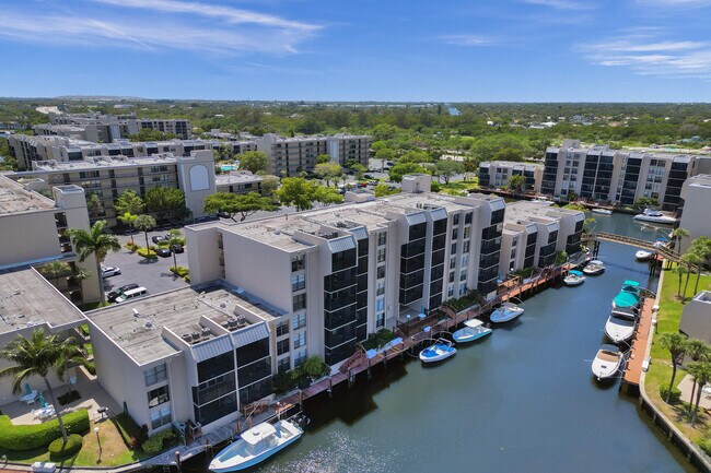 Building Photo - 6 Royal Palm Way