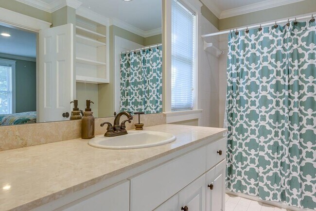 Building Photo - 2624 Thomas Ave