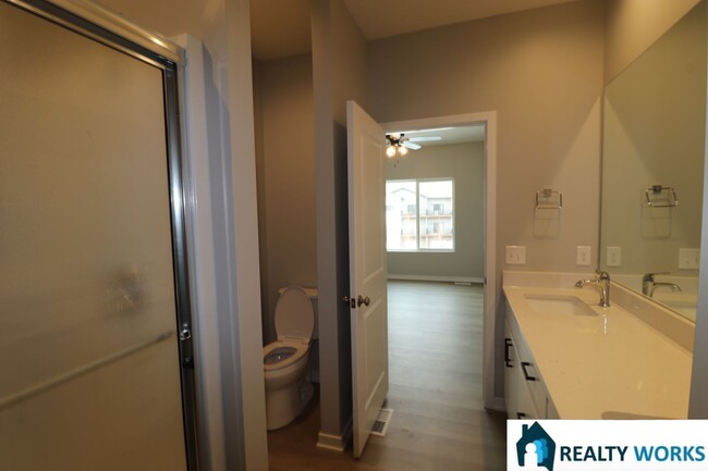 Building Photo - Charming 4-Bed 2.5-Bath Townhome