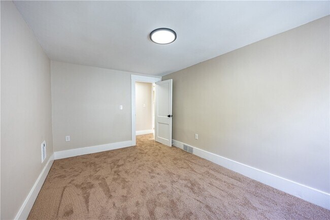 Building Photo - 232 St Clair St