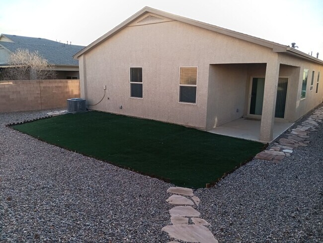 Building Photo - 4 Bedroom, 2 Bathroom! Lovely Home Coming Soon!