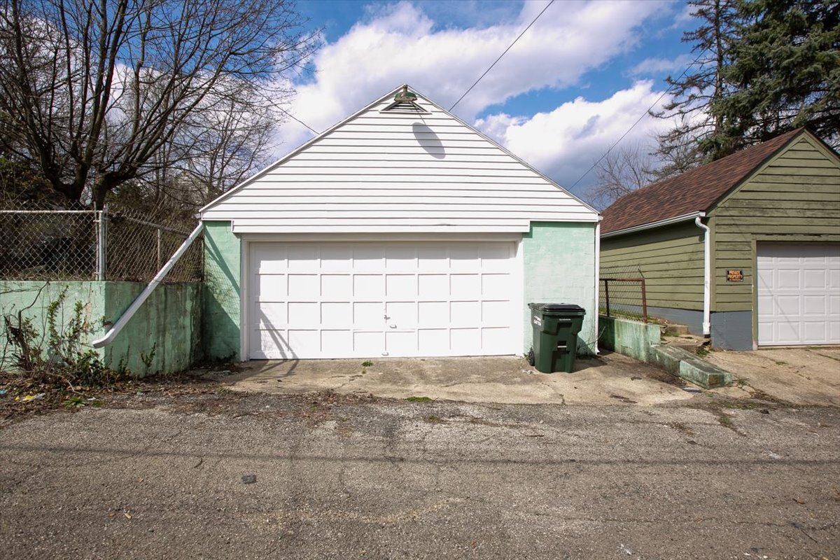 Two-car garage - 148 Niagara Ave