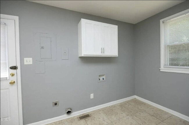 Building Photo - Charming Renovated Ranch – Turn-Key Ready in a Prime Raleigh Location