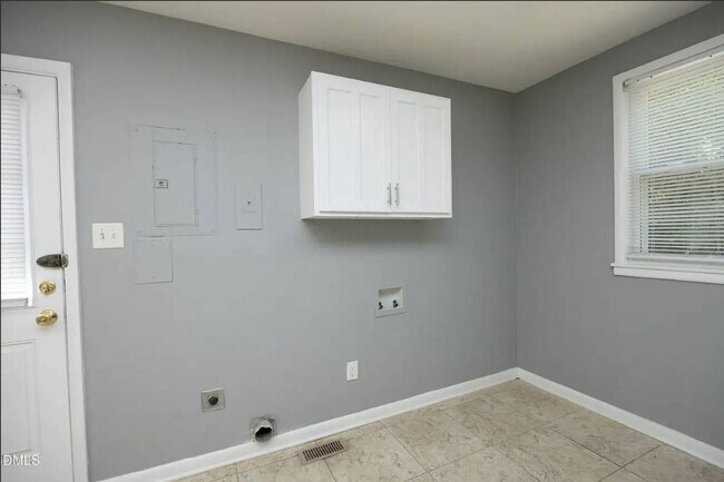 Building Photo - HALF OFF 1ST FULL MONTHS RENT!!! Charming Renovated Ranch – Turn-Key Ready in a Prime Raleigh Loc...