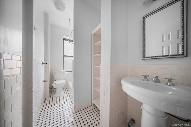 Building Photo - 779 Riverside Dr