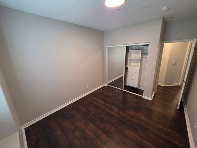 Building Photo - Stylish 3 Bedroom Townhome in Prime Huntington Beach Location