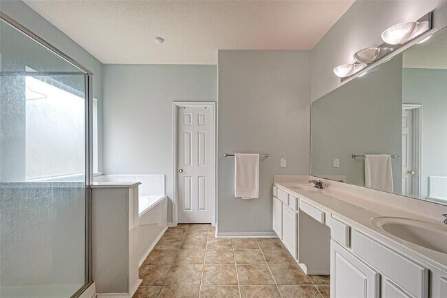 Building Photo - 15131 Live Oak Bend Way
