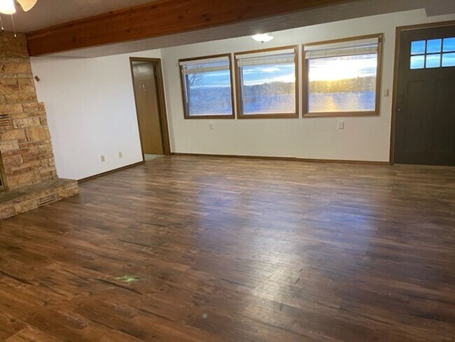Building Photo - 310 N Crestview Dr