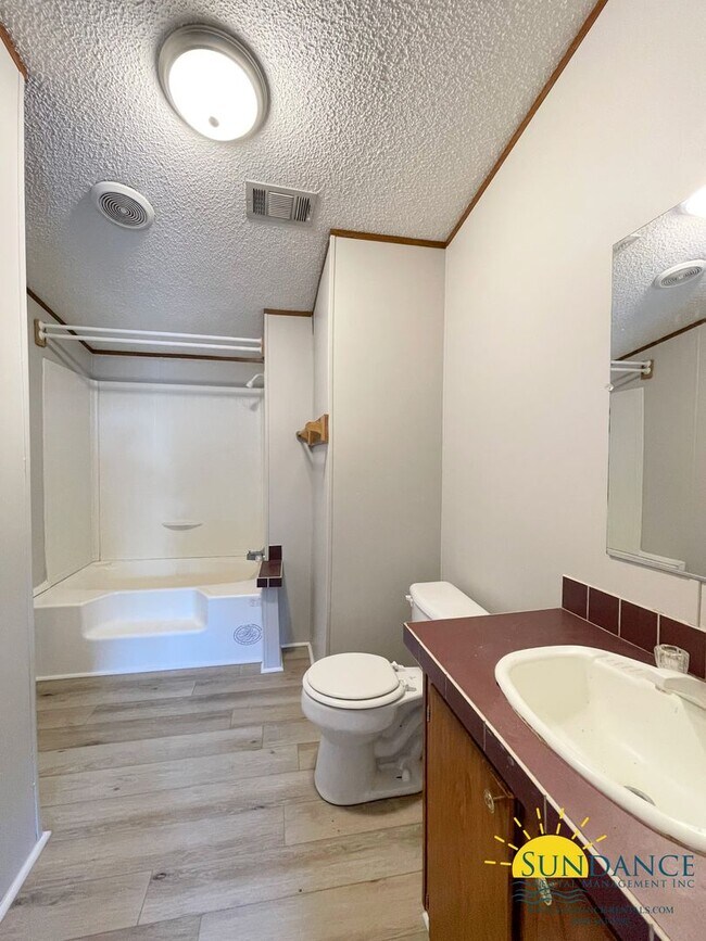 Building Photo - Great 3 Bedroom Mobile Home In Fort Walton...