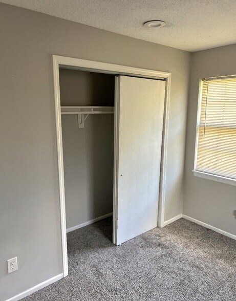 Building Photo - 800 NE Ball Dr