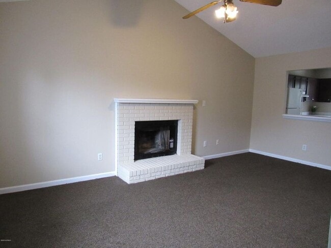 Building Photo - 2 BR 2 BA Duplex