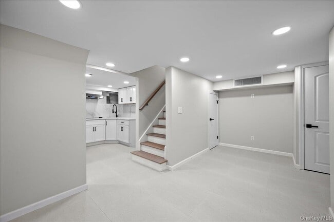 Building Photo - 28 Cross St