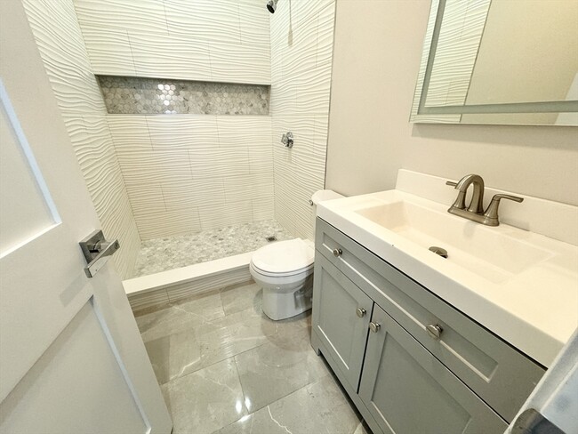 Building Photo - 55 Burrell St