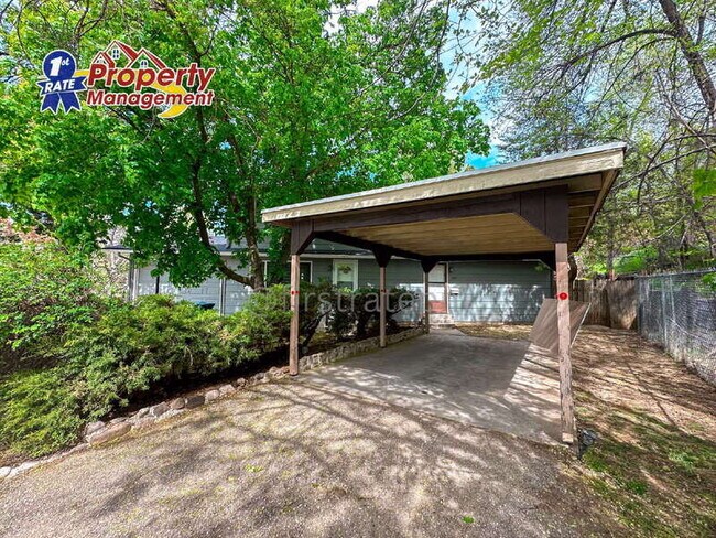 Building Photo - 1030 E Floral Ln