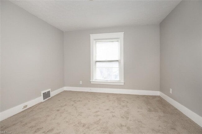 Building Photo - 5614 Drake Ave