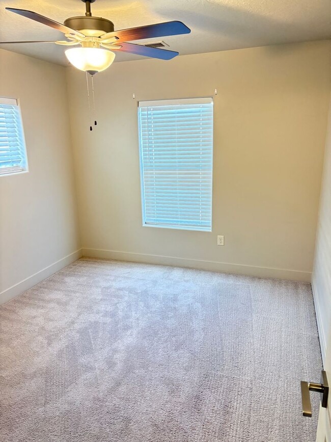 Building Photo - BEAUTIFUL TOWNHOME!