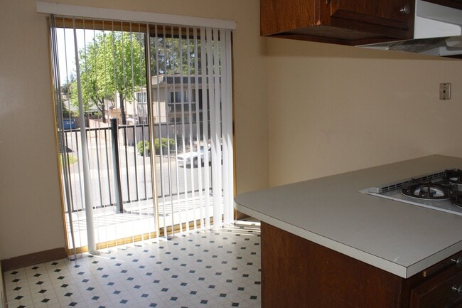 Building Photo - 2213 Roselake Ave